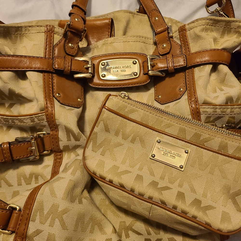Michael Kors Purse w/cosmetic bag